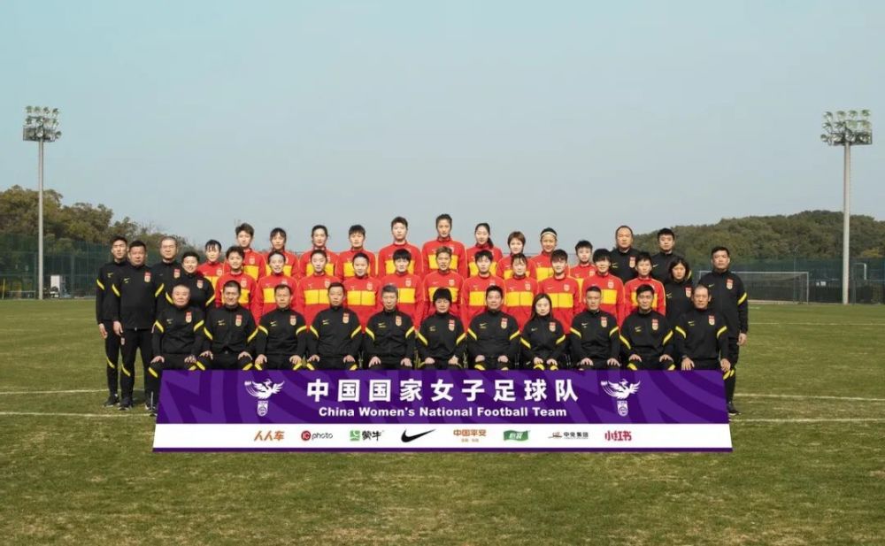 实力不俗的卡司阵容纷纷化身隐藏;王者，有喜感更有故事，让人对他们的家族大斗法与搓澡大比拼均充满期待